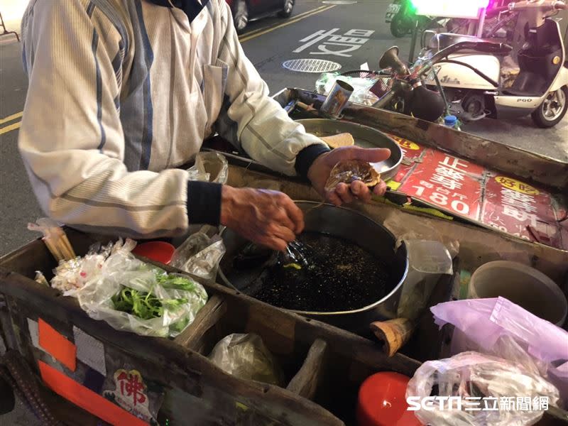 阿伯徒手製作麥芽糖餅，塞滿滿的再加花生粉或梅粉和香菜等。（圖／讀者提供）