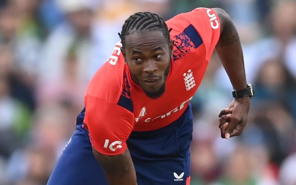 Jofra Archer bowling