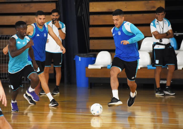 Gustavo Costas mira pensativo el entrenamiento de Racing; el DT quedó golpeado tras la eliminación de la Copa Argentina