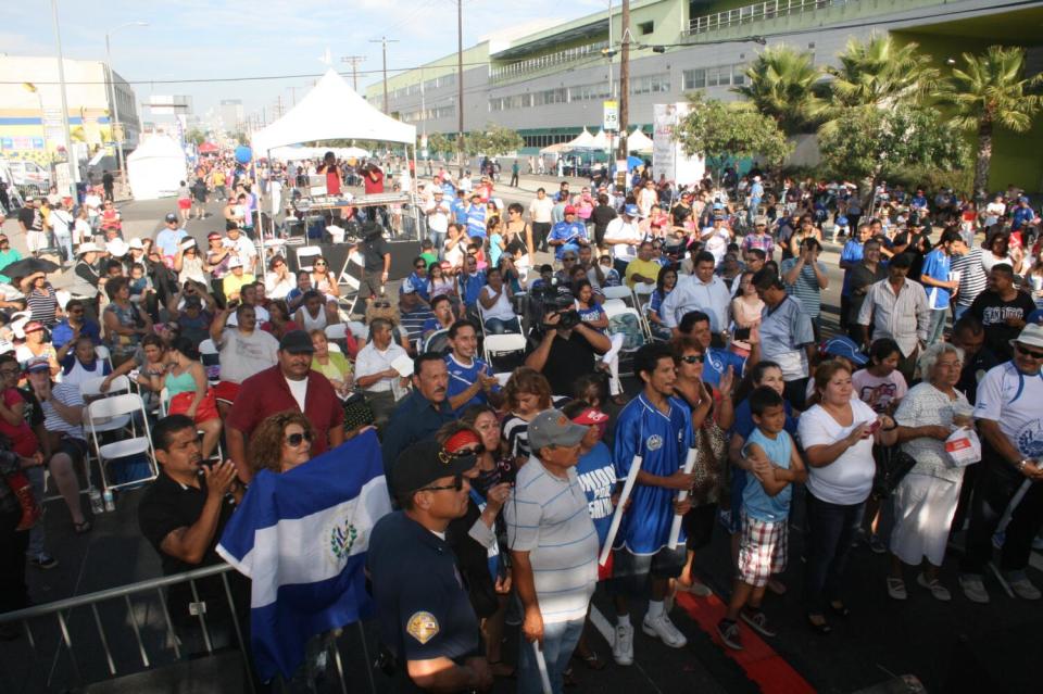 Cientos de personas se dan cita a la celebración del Día del Salvadoreño en Los Ángeles.