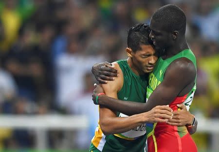 2016 Rio Olympics - Athletics - Final - Men's 400m Final - Olympic Stadium - Rio de Janeiro, Brazil - 14/08/2016. Second placed Kirani James (GRN) of Grenada embraces first placed Wayde van Niekerk (RSA) of South Africa. REUTERS/Dylan Martinez