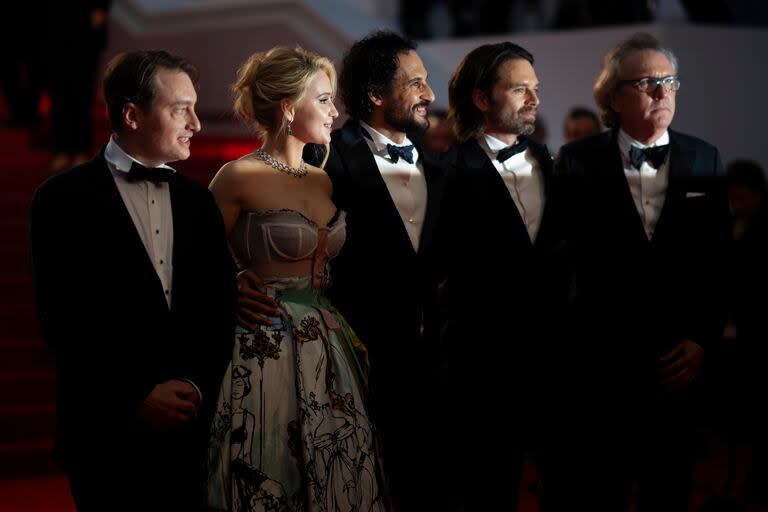 De izquierda a derecha, el guionista Gabriel Sherman, Maria Bakalova, el director Ali Abbasi y los actores Sebastian Stan y Martin Donovan, en la alfombra roja de Cannes 