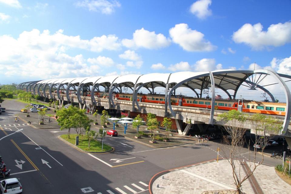 冬山車站特殊的瓜棚造型成為代表性特徵，形成充滿設計感的穹頂。圖/冬山鄉觀光旅遊網