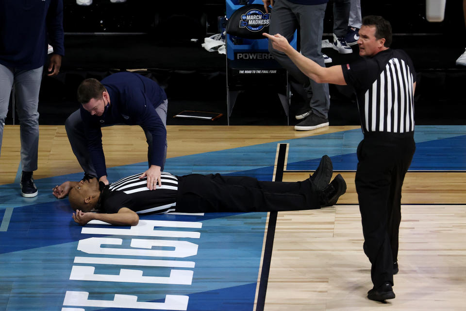 INDIANAPOLIS, INDIANA - MARCH 30: Referee Bert Smith lies on the court after collapsing during the first half of the Elite Eight round game between the USC Trojans and the Gonzaga Bulldogs during the 2021 NCAA Men's Basketball Tournament at Lucas Oil Stadium on March 30, 2021 in Indianapolis, Indiana. (Photo by Andy Lyons/Getty Images)