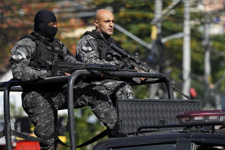 La policía realiza un operativo en la favela Complexo do Alemao en Río de Janeiro, Brasil, jueves 21 de julio de 2022. (AP Foto/Silvia Izquierdo)