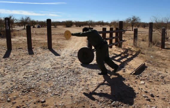 Un punto de acceso en la valla de estacas que divide la reservación Tohono O'odham, Arizona, EEUU, de Sonora, México, al otro lado. (Getty Images)