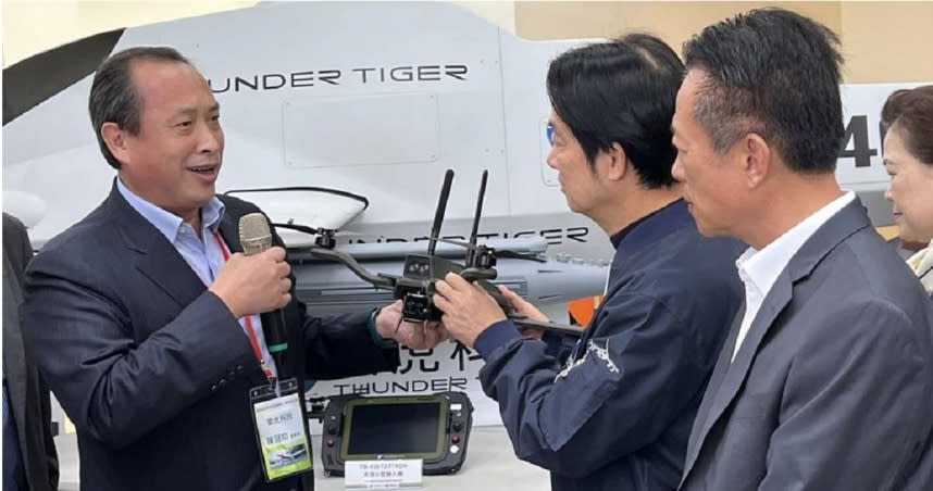 準總統賴清德3月22日赴亞洲無人機AI創新應用研發中心參訪，雷虎董事長陳冠如親自介紹。（圖／雷虎提供）