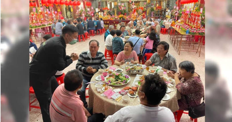 台北市不少宮廟聚會常見陳聖文的身影，他常常是厚著臉皮逐桌我自我介紹，絕不輕易放棄亮相機會。（圖／翻攝自陳聖文臉書）