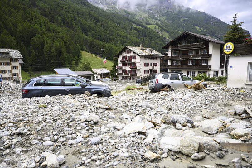 Die Folgen von Überflutungen und Erdrutschen nach heftigen Stürmen in der Schweiz (Bild: Jean-Christophe Bott/Keystone via AP)