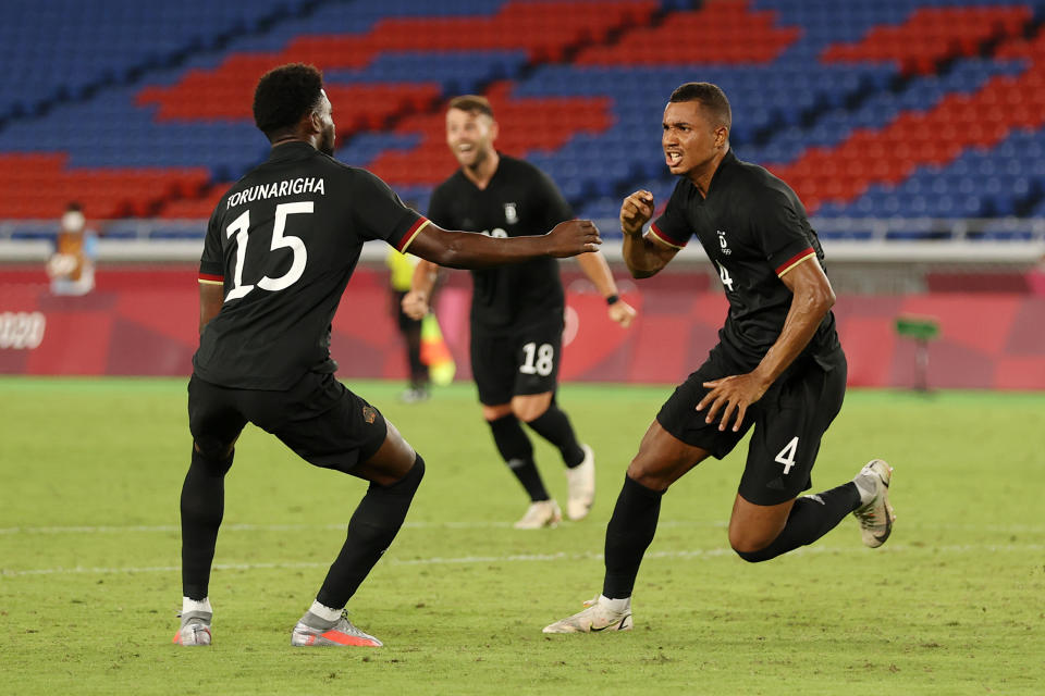 Felix Uduokhai (rechts) köpft in Unterzahl den Siegtreffer für die deutsche Mannschaft. (Bild: Getty Images)