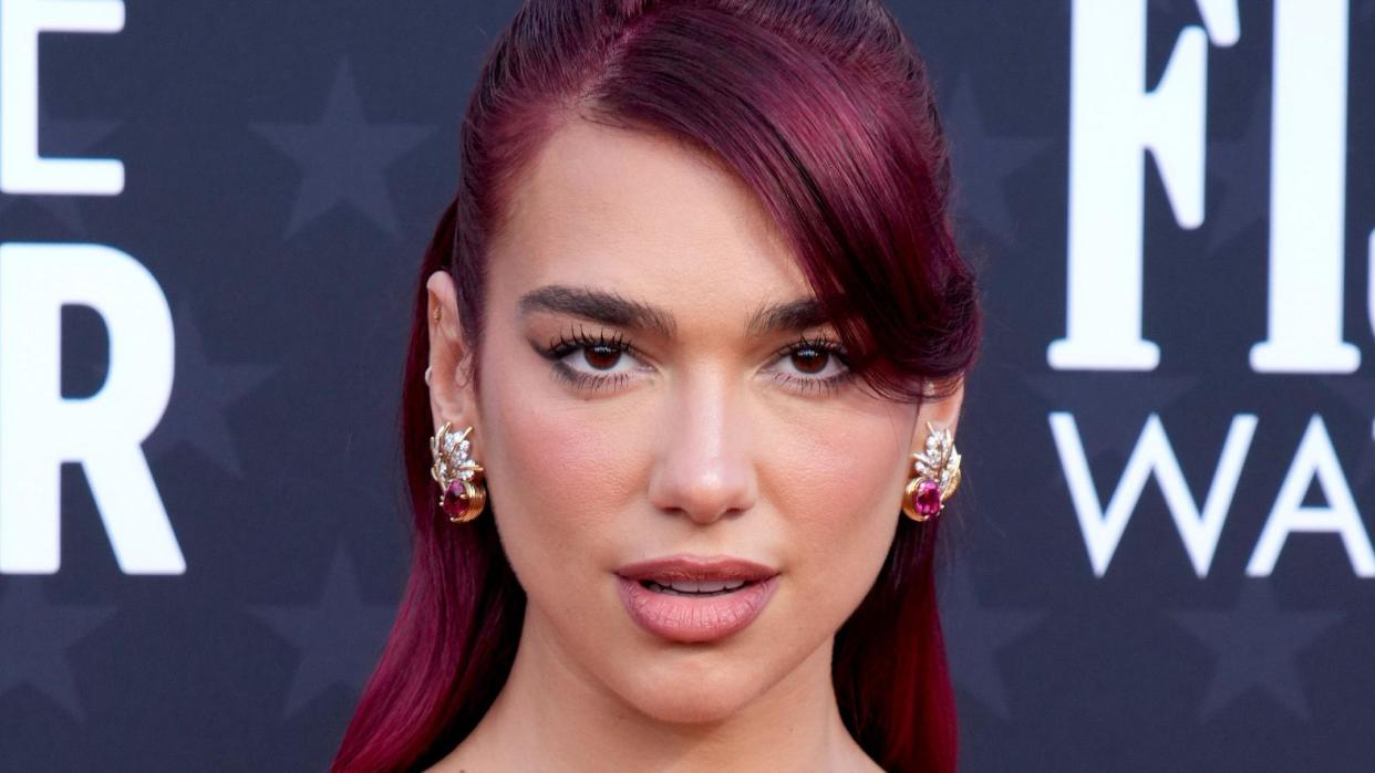 Dua Lipa en la alfombra roja de los Critics' Choice Awards el pasado 14 de enero.