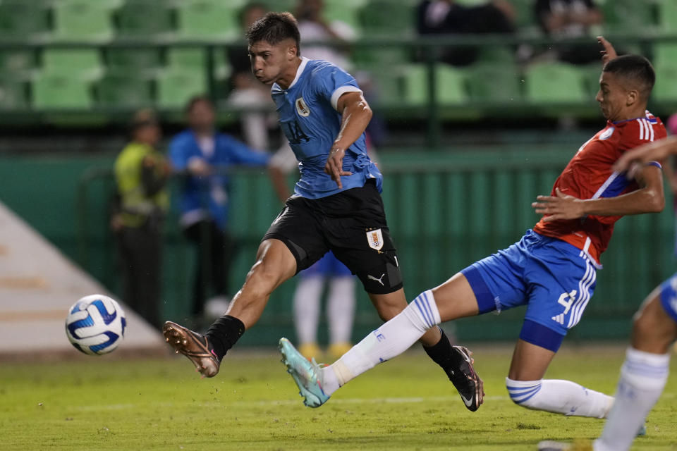 Sergio García, izquierda, anota el tercer gol de Uruguay ante Chile en el Campeonato Sudamericano Sub20, en Palmira, Colombia, el domingo 22 de enero de 2023. (AP Foto/Fernando Vergara)