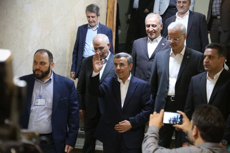 Former Iranian President Mahmoud Ahmadinejad (C) arrives to register his candidacy for the upcoming presidential elections in Iran.  Rouzbeh Fouladi/ZUMA Press Wire/dpa