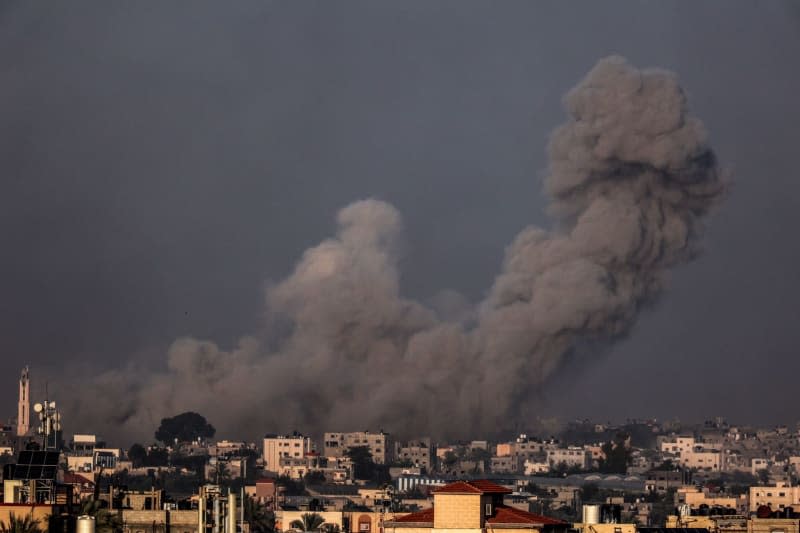 Smoke rises over the residential areas following Israeli attacks. Abed Rahim Khatib/dpa