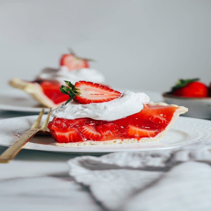 Make use of strawberries while they're in season with an easy pie recipe that uses only six ingredients.Recipe: Easy Vegan Strawberry Pie