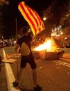 Los manifestantes se enfrentan a los Mossos de Escuadra junto a la Delegación del Gobierno (EFE/Enric Fontcuberta)