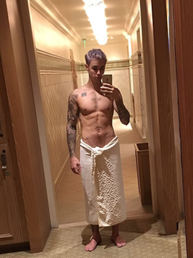 <p>We all know what's under that towel, Justin Bieber.</p>