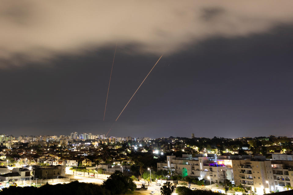 伊朗13日發射無人機和飛彈後，以色列反導系統開始運作。（路透社）