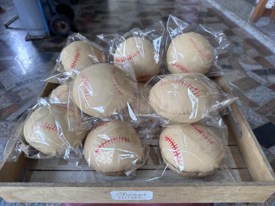 阿水伯包子店推出憑世界經典棒球賽門票兌換棒球椪餅活動，希望促進觀光及支持棒球運動。（記者陳銀全攝）