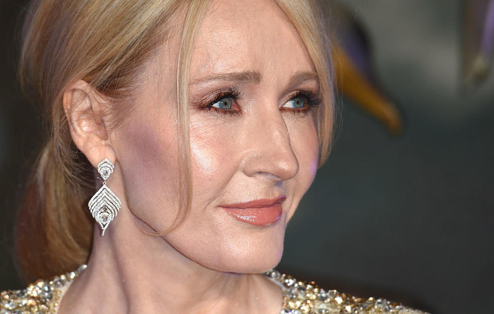 En mars 2016, J.K. Rowling publie une nouvelle sur l'origine de la magie aux États-Unis. Dans celle-ci, elle évoque les "changeurs de peau", des hommes qui peuvent se transformer en animal. Un mythe de la tribu des Navajo, qui ne vont pas apprécier cette réappropriation de leur histoire par l'écrivaine britannique. Sur Twitter, une universitaire cherokee lance ainsi à la Britannique : <em>"Ce n'est pas votre monde. C'est notre monde (réel) amérindien. Et les histoires sur les changeurs de peau ont un contexte, des racines et une réalité"</em>. Parmi les centaines de critiques qu'a reçu la maman d'Harry Potter pour cette affaire, certaines dénonçaient un certain <em>"racisme"</em>. <em>"Nous disons qu'il y a un problème quand des non-Amérindiens continuent à utiliser des stéréotypes dépassés et racistes pour dépeindre leurs personnages amérindiens"</em>, écrivait ainsi Johnnie Jae, membre de la communauté indigène des Otoe-Missouria.