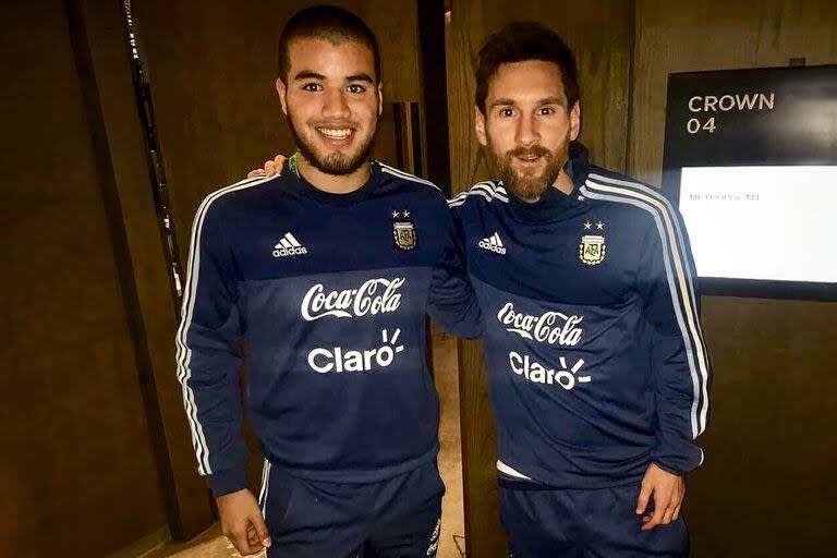 Marcelo Weigandt y Lionel Messi, en la concentración del seleccionado argentino en Ezeiza, en 2017. 