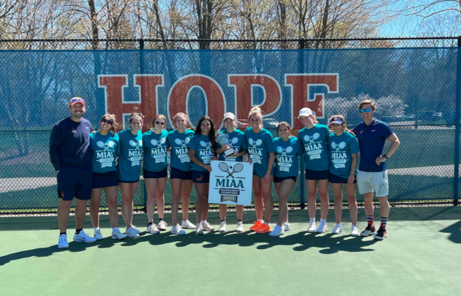 Hope college women's tennis celebrates its 10th straight MIAA title