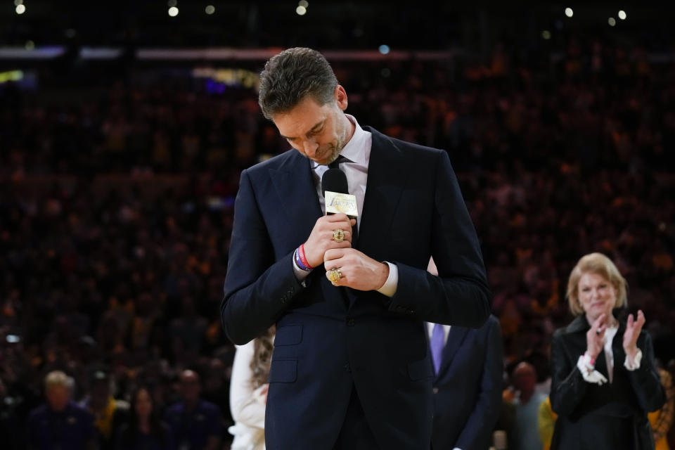 El exjugador de los Lakers de Los Ángeles Pau Gasol se emociona durante la ceremonia de retirada de su camiseta, en el descanso del juego de la NBA contra los Grizzliesde Memphis, otro de sus exequipos, el 7 de marzo de 2023, en Los Ángeles. (AP Foto/Jae C. Hong)