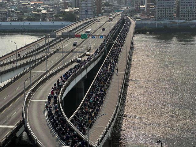 台北端機車道號誌故障，導致台北橋車潮回堵到三重中正路口。（圖／翻攝自PTT）