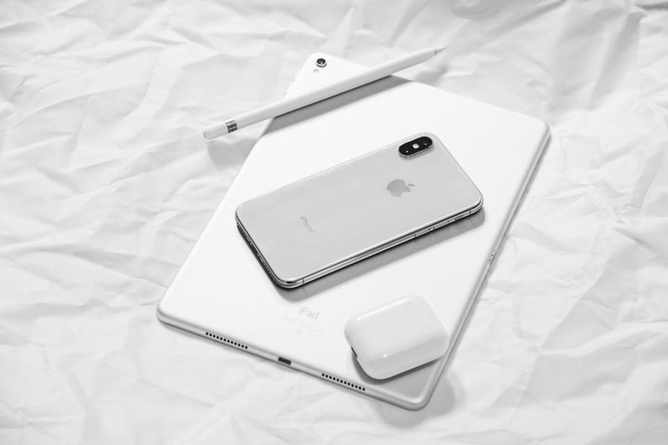 El Apple iPhone X y algunos de sus accesorios – <span>Foto de </span>eleven x<span> vía </span>Unsplash