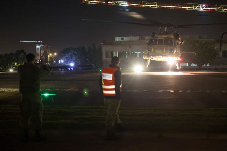 Traslado de las rehenes ruso-isralíes al Sheba Medical Center en Ramat Gan. (Photo by JACK GUEZ / AFP)