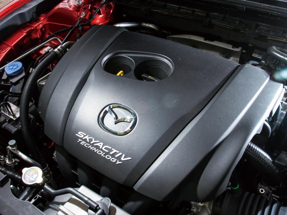Mazda 6 SKY-G搭載2.0升直列四缸自然進氣引擎，可輸出最大馬力165ps/6000rpm，與最大扭力21.74kgm/4000rpm。