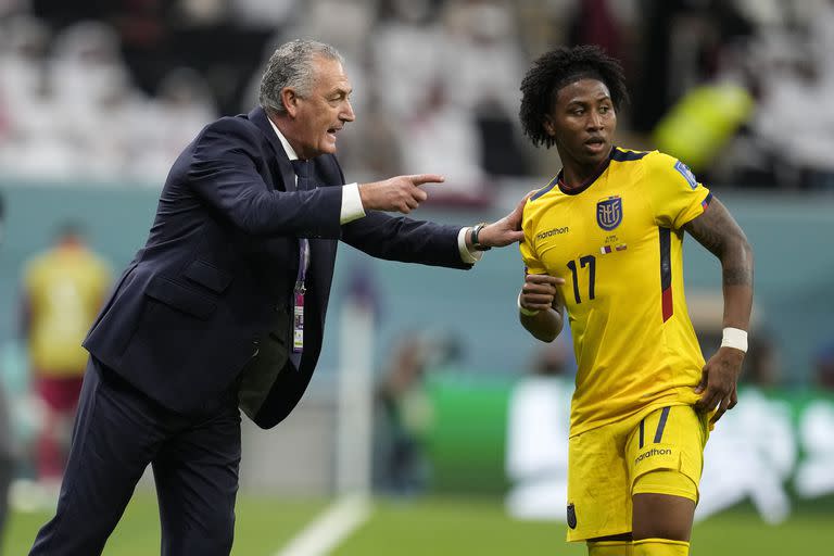 Gustavo Alfaro dirigió su primer partido en un Mundial y su Ecuador ganó