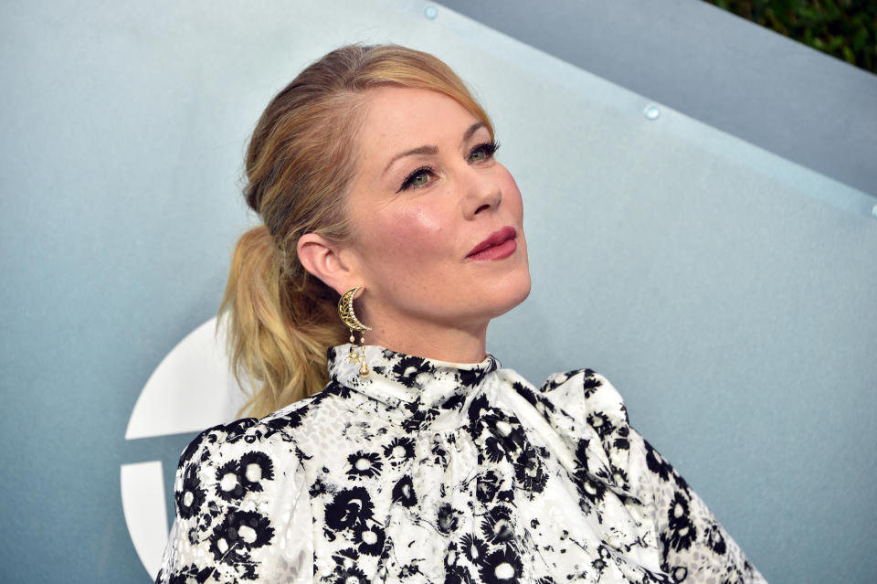 LOS ANGELES, CALIFORNIA - 19 มกราคม: Christina Applegate เข้าร่วมงาน Screen Actors Guild Awards ประจำปีครั้งที่ 26 ที่หอประชุมไชน์เมื่อวันที่ 19 มกราคม 2020 ในลอสแองเจลิสแคลิฟอร์เนีย  721430 (ภาพถ่ายโดย Gregg DeGuire / Getty Images สำหรับ Turner)