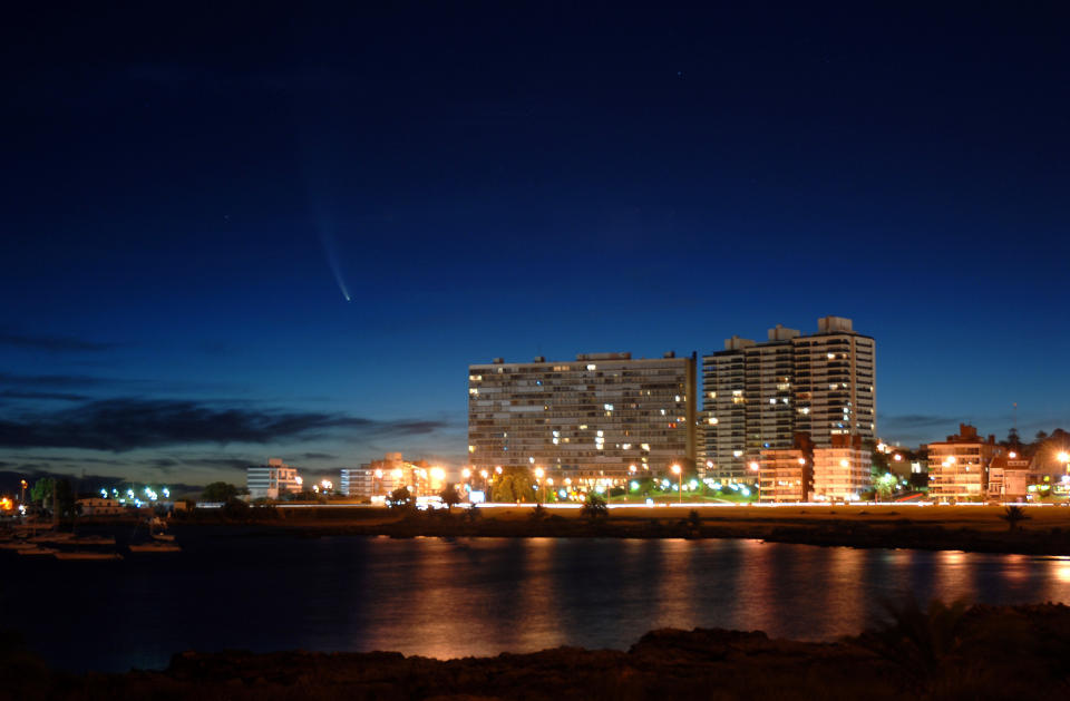 Comet Mc Naught, one of the brightest comets seen from earth in the last 40 years appears, 21 January 2007, over the sky of Montevideo, Uruguay, just after sunset. The comet got its name from the astronomer Robert McNaught and astronomers already believe that it is the brightest comet visible from Earth in 30 years. AFP PHOTO/Mariana SUAREZ        (Photo credit should read MARIANA SUAREZ/AFP/Getty Images)