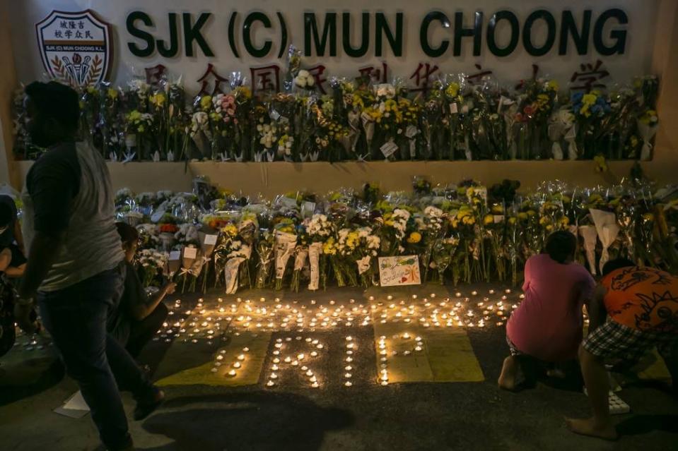 A candlelight vigil in front of SJK (C) Mun Choong in Jalan Ipoh for the landslide victims at the Father's Organic Farm campsite in Batang Kali December 18, 2022. — Picture by Hari Anggara