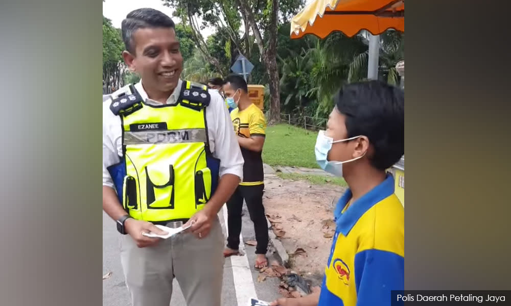 PJ police chief donates mobile phone to teenaged victim of theft