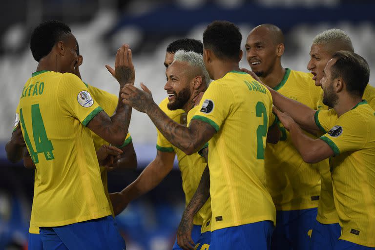 Todo Brasil rodea y felicita a Neymar, autor del segundo gol del equipo de Tite ante Perú, por la Copa América