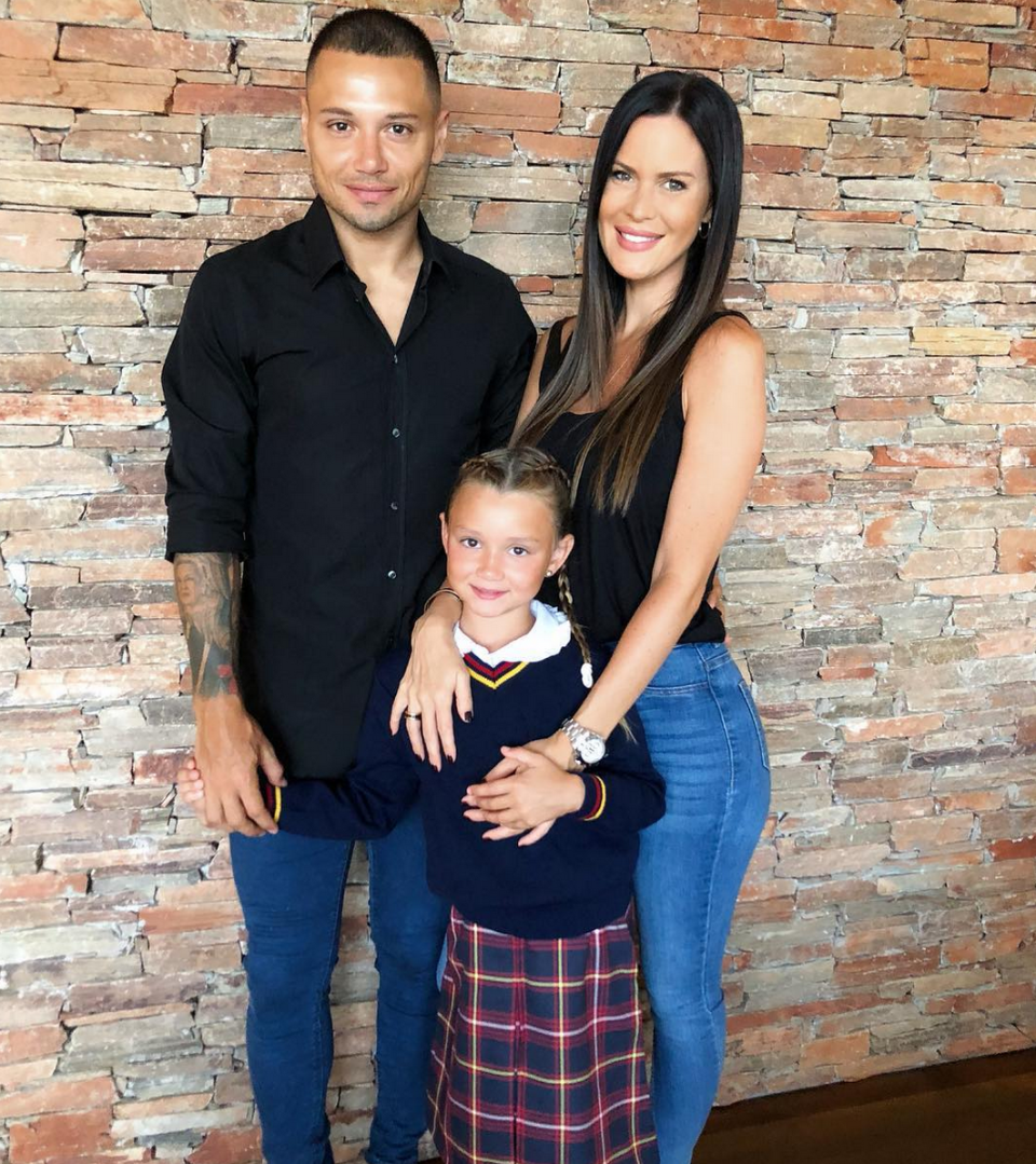 <p>La bella botinera compartió un tierno retrato familiar junto a su marido, el futbolista Mauro Zárate, y a su hija, Mía. “Primer grado y mamá se mariconea todo”, escribió. – <em>Foto: <a rel="nofollow noopener" href="https://www.instagram.com/nannitaweber/" target="_blank" data-ylk="slk:Instagram/nannitaweber/;elm:context_link;itc:0;sec:content-canvas" class="link ">Instagram/nannitaweber/</a> </em> </p>