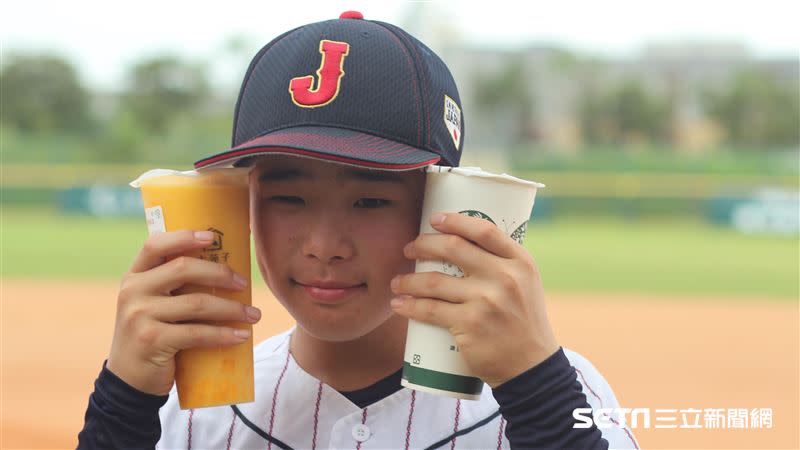 小球員開心拿著陳偉殷送的飲料。（圖／記者蔡厚瑄攝影）