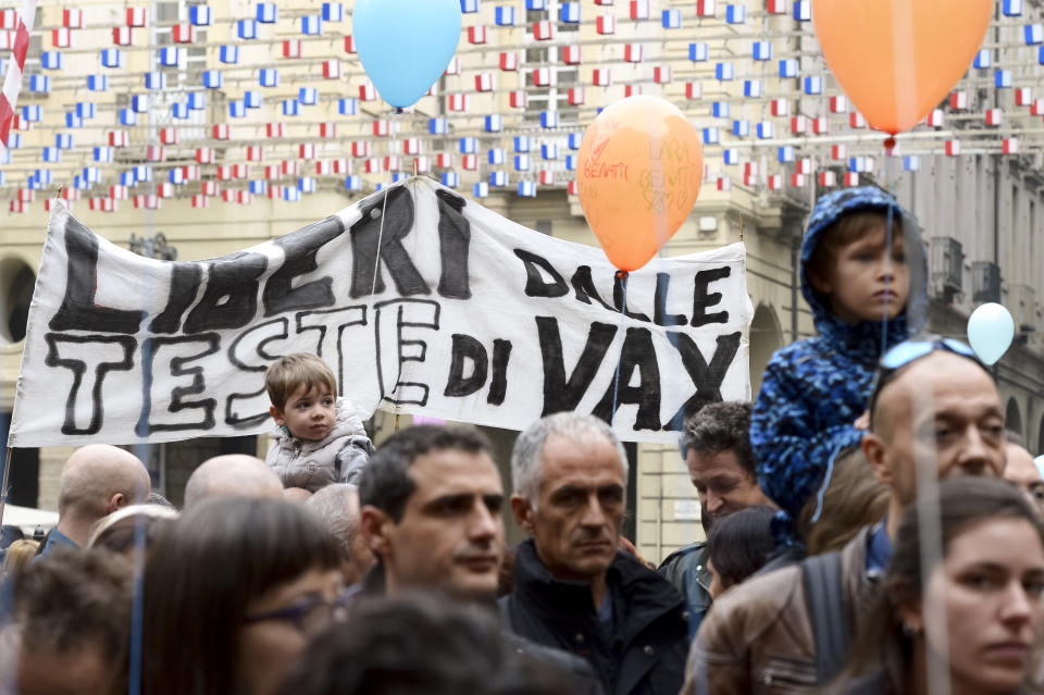 A rally against mandatatory vaccines in Turin, Italy in 2017.&nbsp; (Photo: Nicolò Campo via Getty Images)