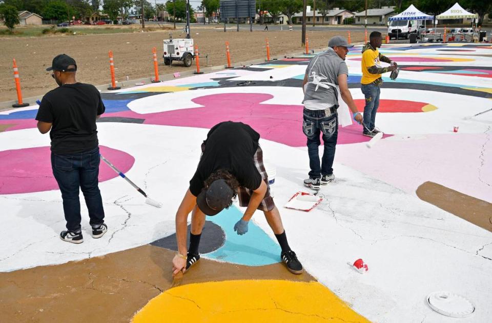 Voluntarios y artistas se reunieron para ayudar a pintar un gran