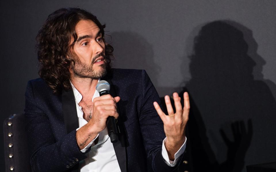 So viele Länder wie Russell Brand hat kaum jemand auf seiner No-Go-Liste: Unter anderem wegen Drogenmissbrauchs durfte der Schauspieler und Comedian zeitweise nicht nach Japan, Kanada und Südafrika einreisen. (Bild: Jeff Spicer/Getty Images)