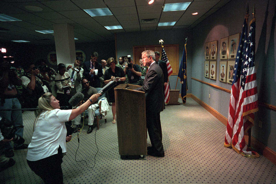 Kurz darauf trat er an die Öffentlichkeit. Nach seinem Statement zu den Terroranschlägen brach er erneut auf, dieses Mal zu der Offutt Air Force Base in Nebraska. (Bild-Copyright: The George W. Bush Presidential Library)