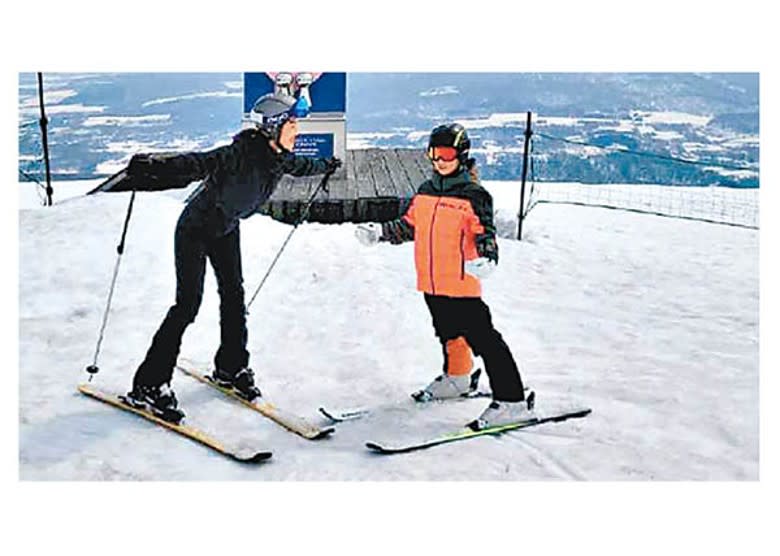 趁放假，楊千嬅兩母子到日本滑雪。