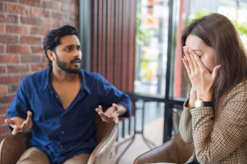 Es importante no ponerse a la defensiva ante señales de inseguridad de la pareja. Es posible que atraviese un trauma o haya tenido mañas experiencias previas. (Getty Creative)