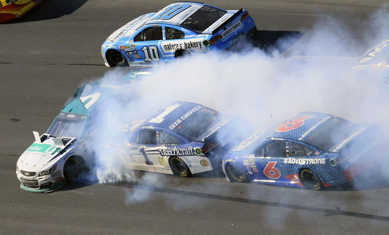 Unfall beim NASCAR-Rennen Fahrer Kasey Kahne (5) schlittert beim Zusammenstoß mit Jamie McMurray (1) und Trevor Bayne (6) beim NASCAR Sprint Cup in Tallagena/Alabama seitwärts. (Foto: Dale Davis/AP)