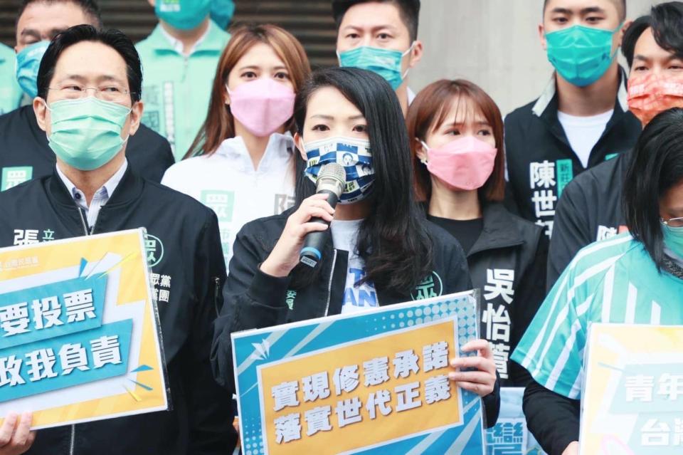 台灣民眾黨支持18歲有投票權立法院修憲通過，中為新竹市長參選人高虹安。圖 / 取自陳思羽臉書