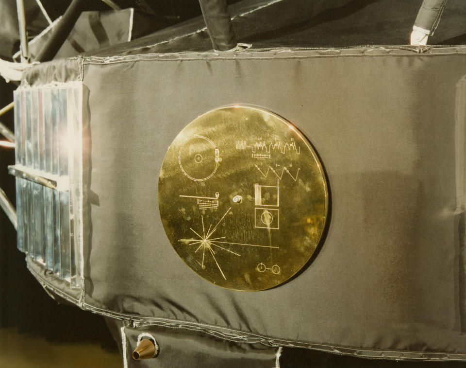 Die vergoldete Schallplatte soll Zeugnisse vom Leben auf der Erde in den Weltraum tragen. Die eingeritzten Anleitungen sollen Aliens das Abspielen erklären. (Bild: Space Frontiers/Archive Photos/Getty Images)