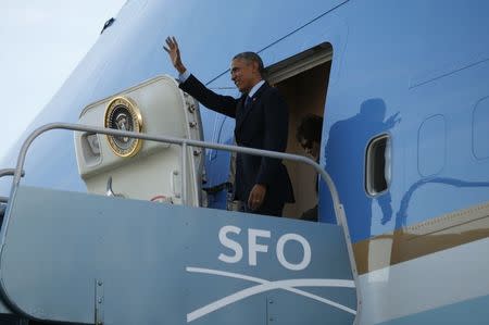 U.S. President Barack Obama waves upon his arrival in San Francisco February 12, 2015. REUTERS/Kevin Lamarque