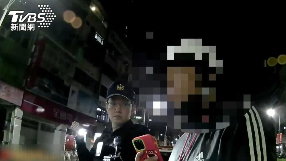 無照駕駛的陳男被警方攔下盤查，認為警員「找麻煩」，一度拿出手機反蒐證。（圖／TVBS）